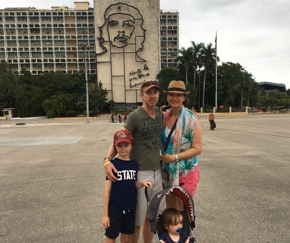Family photo with Che at the Plaza de la Revolucion